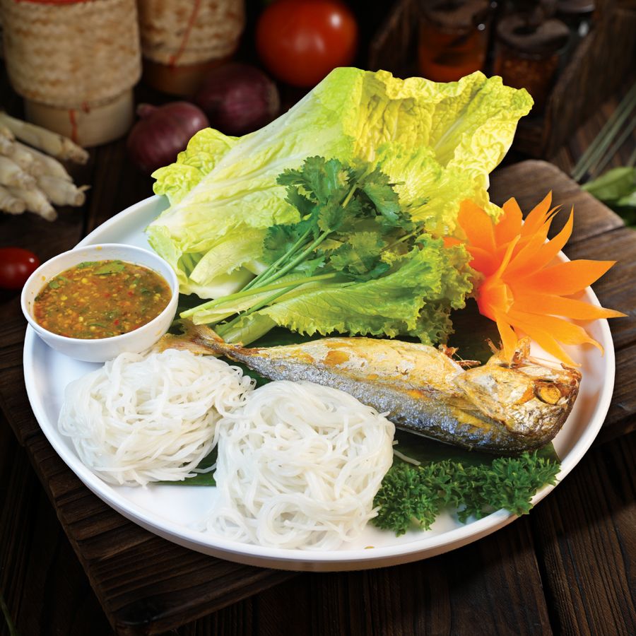 Fried Kembong Fish with Seafood Sauce & Laksa Noodles (Miang Pla Too)
