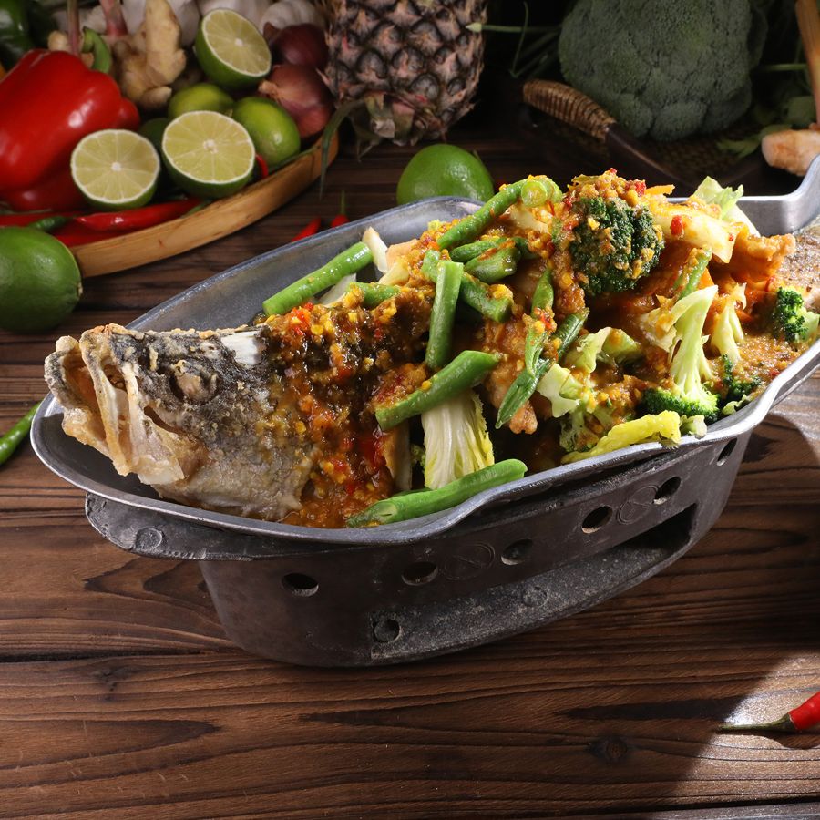 Spicy Deep-Fried Siakap with Vegetable & Sour Curry (Geang Som Pla)