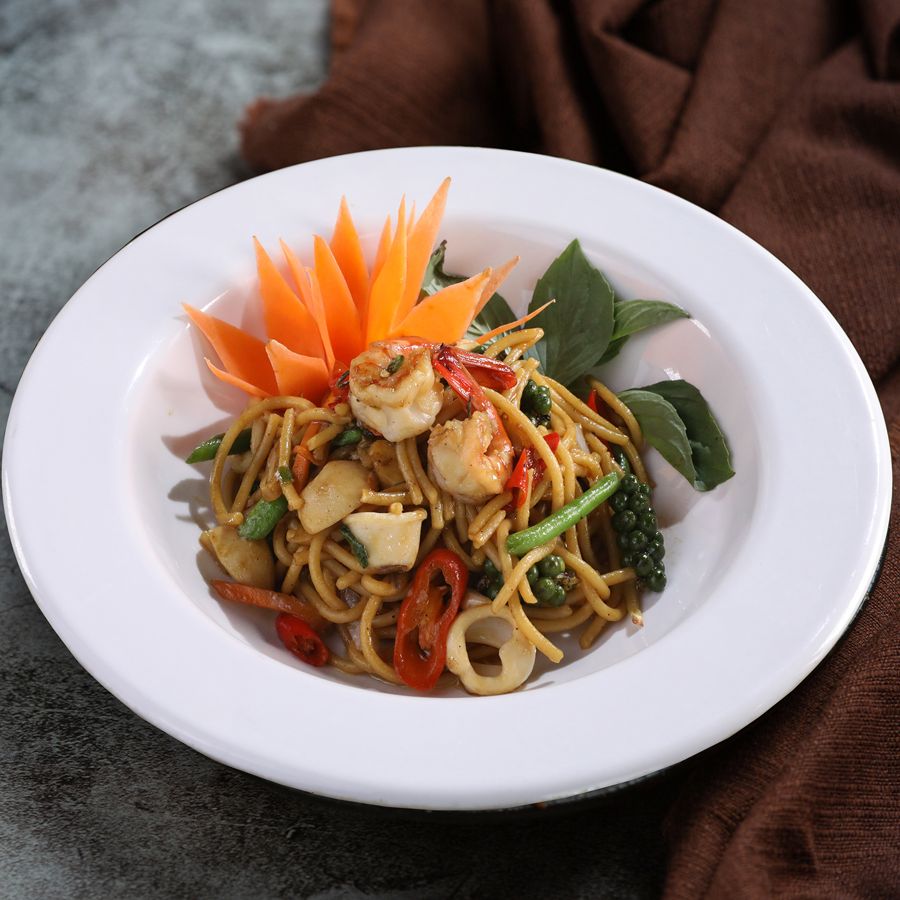 Spicy Stir-Fried Spaghetti with Seafood