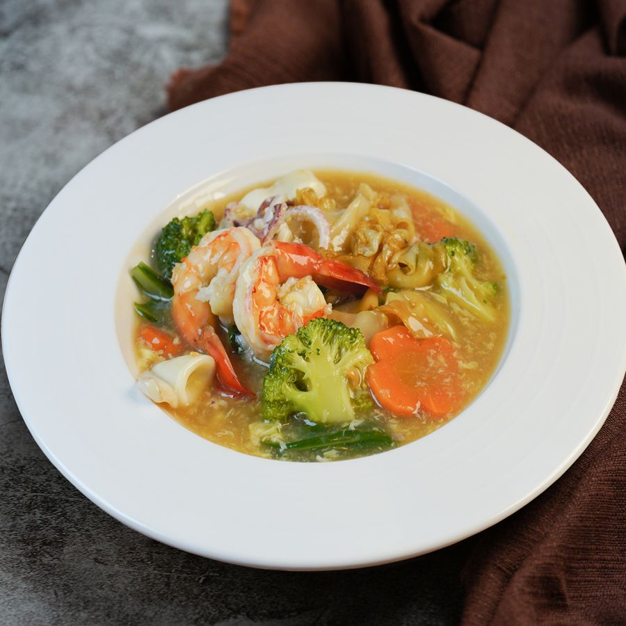 Fried Thai Flat Rice Noodle with Egg Gravy (Ladna)