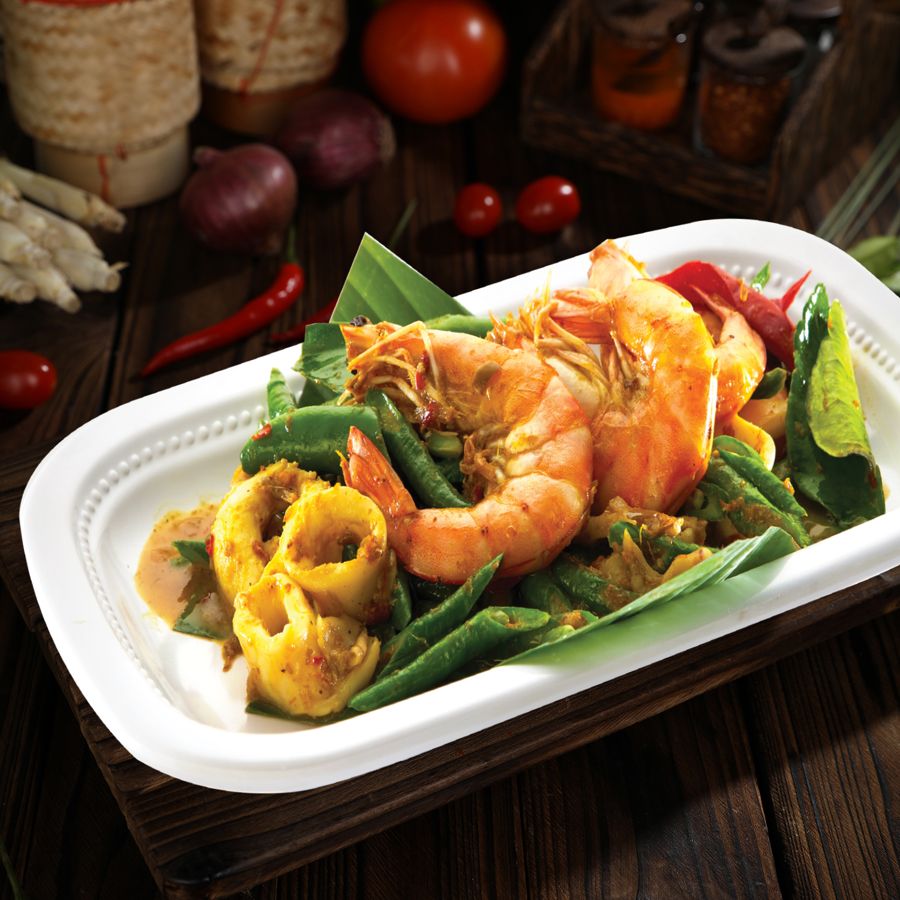 Spicy Stir-Fried Long Beans in Red Curry with Mixed Seafood (Pad Prik Geang Talay)